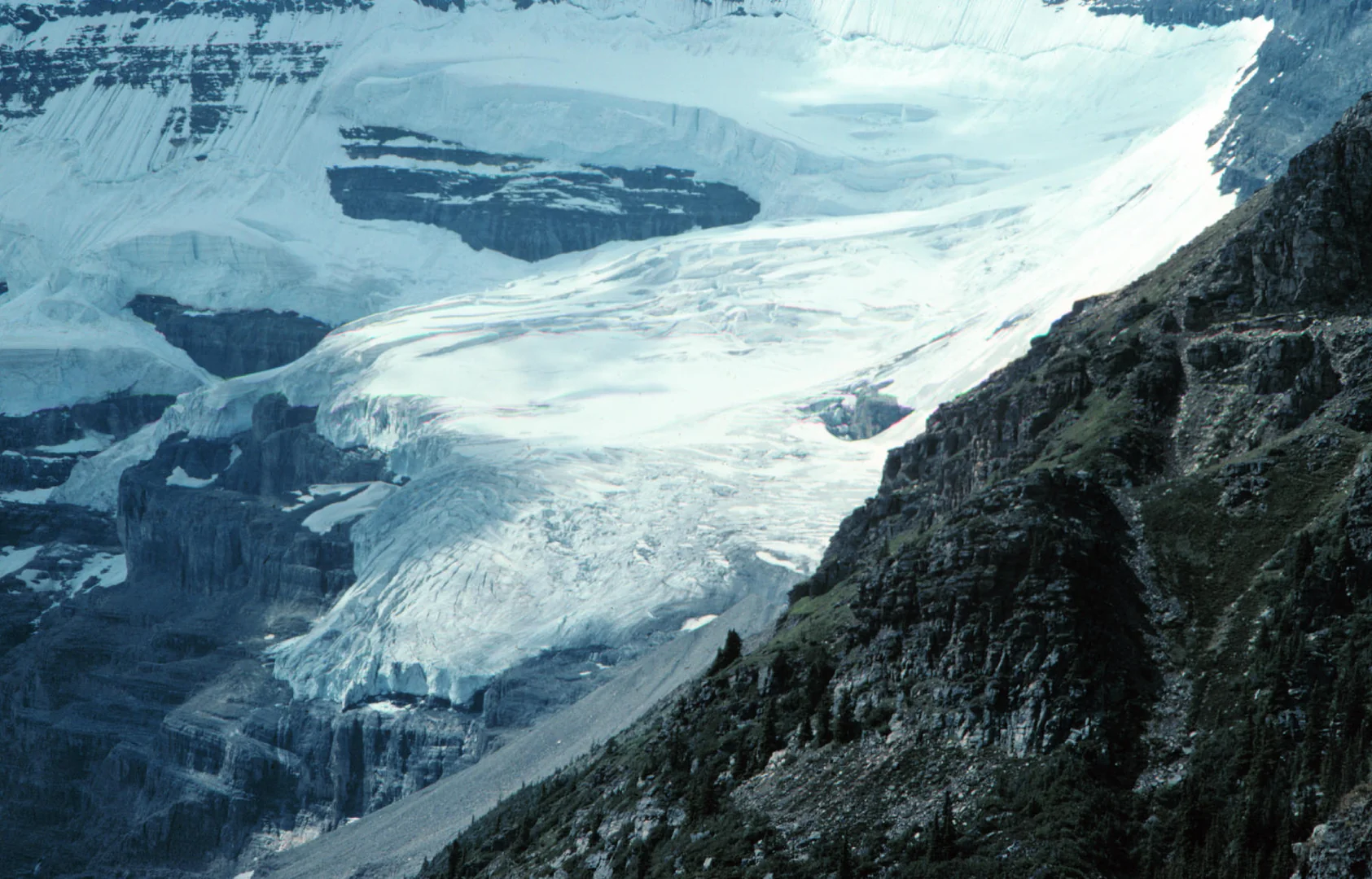 The Four-Hour Window: When Glacier's Hidden Ice Caves Emerge from Shadow