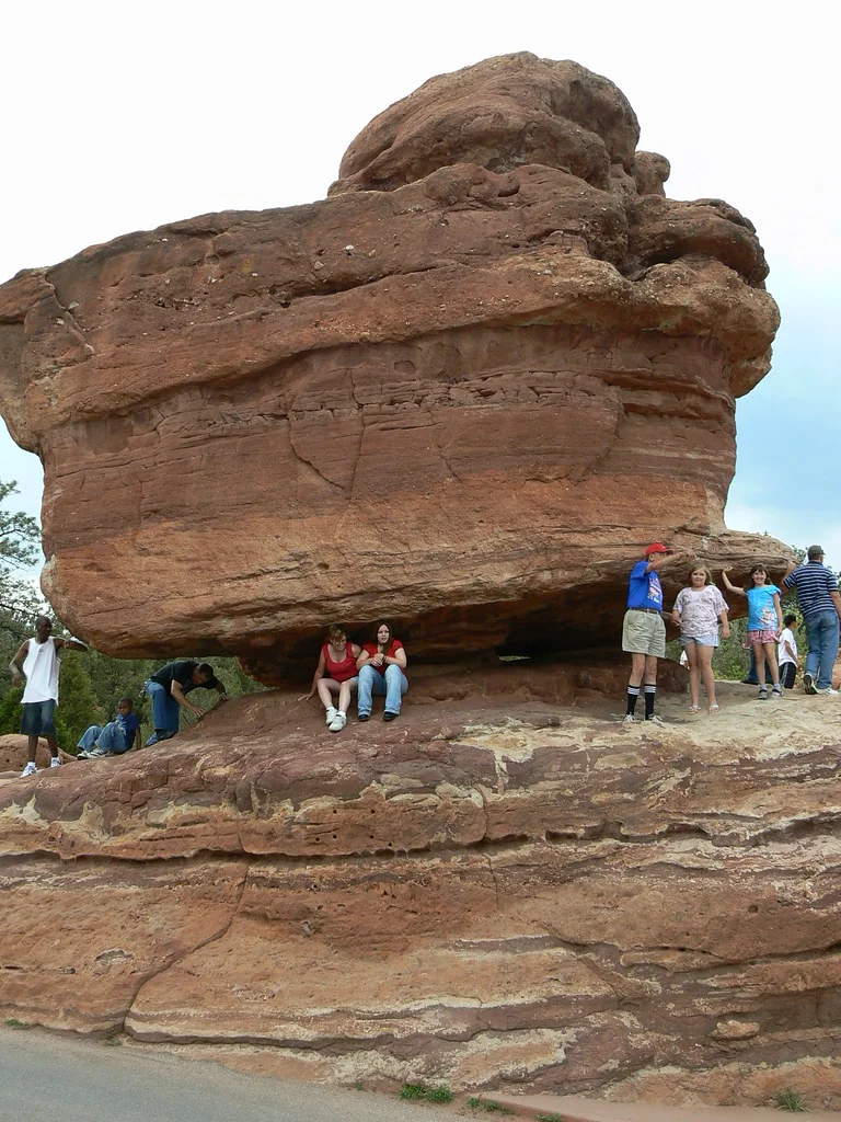 Balanced rock in garden of the gods colorado springs