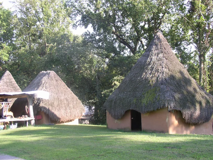 Chucalissa Mounds reconstructed buildings HRoe 01